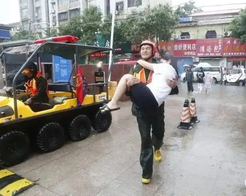 闪耀火焰蓝 || 积水封路孕妇突发状况 消防员公主抱雨中送到医院担架