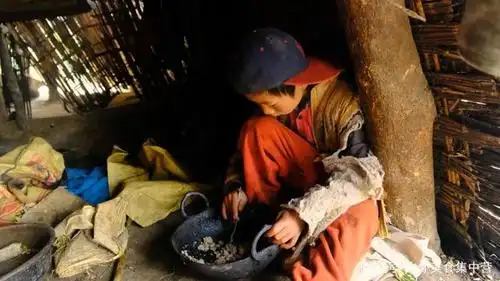 尼泊尔山区穷人的生活,住木棚穿着破旧的衣服,第一次见这么穷的