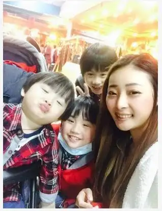 小彬彬和小小彬对比照竟然一样 小小彬一