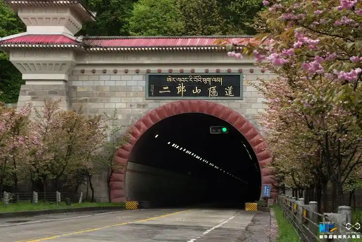图为二郎山隧道.新华网 旦增尼玛曲珠摄