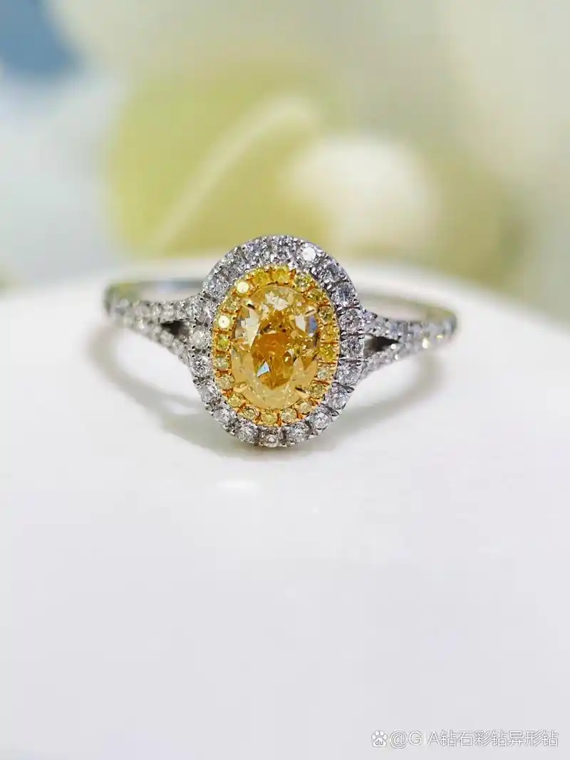 时尚潮流黄钻戒指 9561分椭圆黄钻钻戒,经典黄钻款,y臂非常修手型