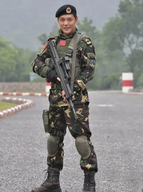 先说傅程鹏,当初《狙击生死线》中饰演山鹰韩光之后,他就把演艺方向