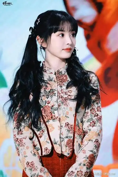 田曦薇双马尾冷艳妆容,好凶好爱双马尾造型,鬼马俏皮甜酷十足.