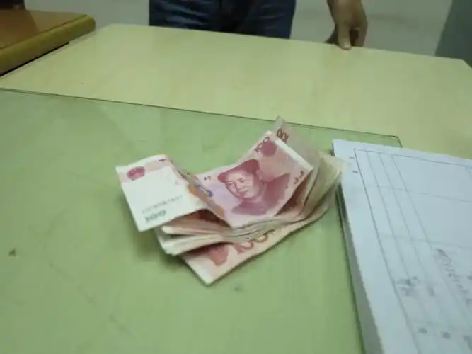 南充公交24路17号车驾驶员陈敏捡到2000元现金呼唤失主来认领-南充