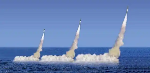 导语:上个世纪八十年代初期,我国的第一型潜射战略导弹:巨浪一号,正在