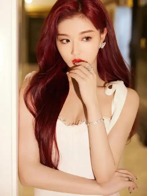 长卷发透着妩媚气息,格外亮眼吸睛,处处散发出明艳照人的女明星魅力