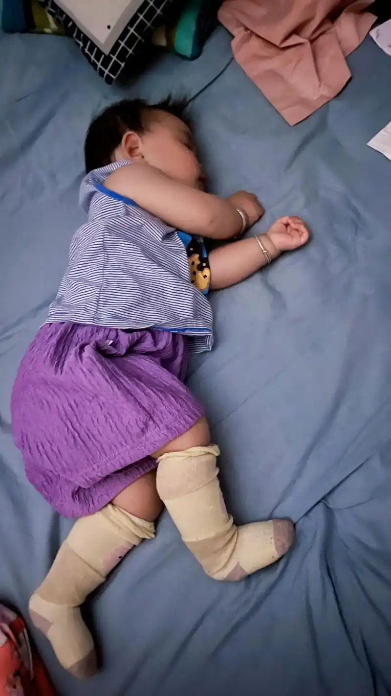 睡觉姿势大挑战.(电视剧果然没有骗人,女孩子睡着后怎么抱都不 - 抖音