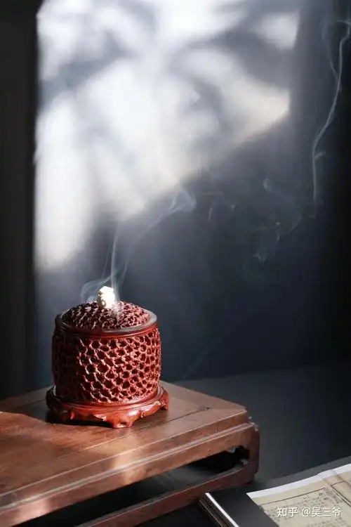 紫檀香炉起瑞烟