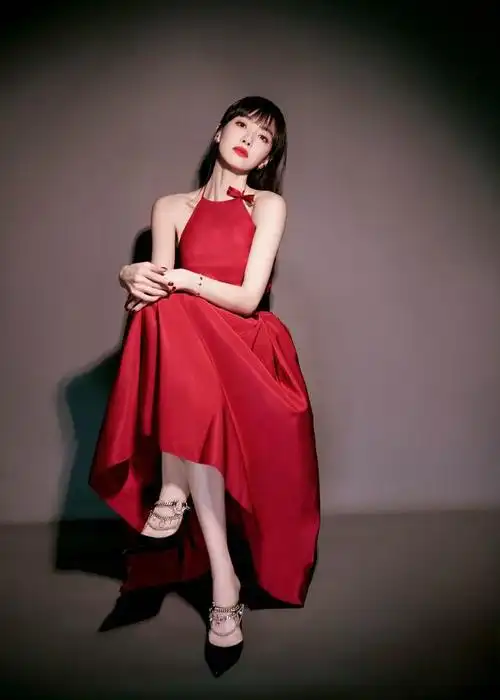 红裙女神宋茜,高冷魅力惊艳全场!