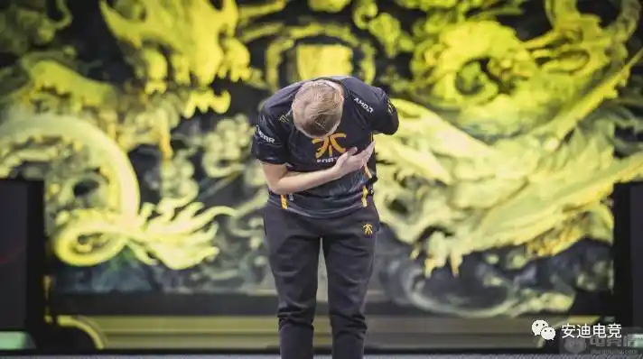 观众齐声呐喊欧成的名字,欧成也给予支持的观众一个最真诚的的骑士礼