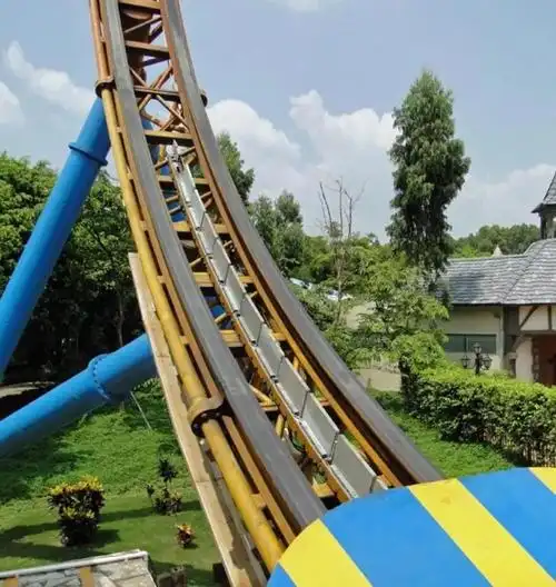 从抱抱龙冲天赛车亮相谈u型过山车的前世今生