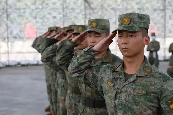 气势新式军装亮相队列会操