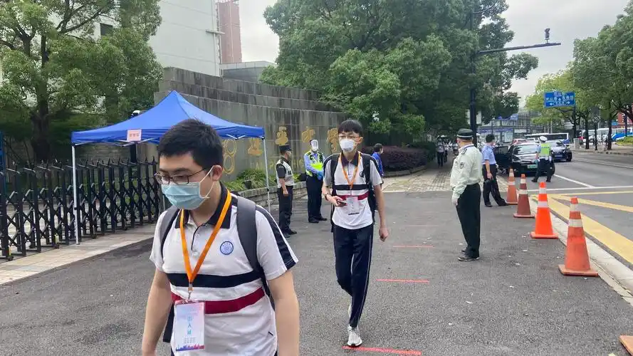 6月6日上午,上海建平中学迎来复学,学生陆续进校.