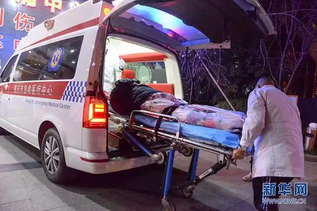 摔倒老人被救护车送至急救医疗中心.新华网 刘文静 摄