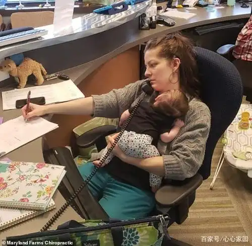 一边工作一边抱娃的辛苦女人.