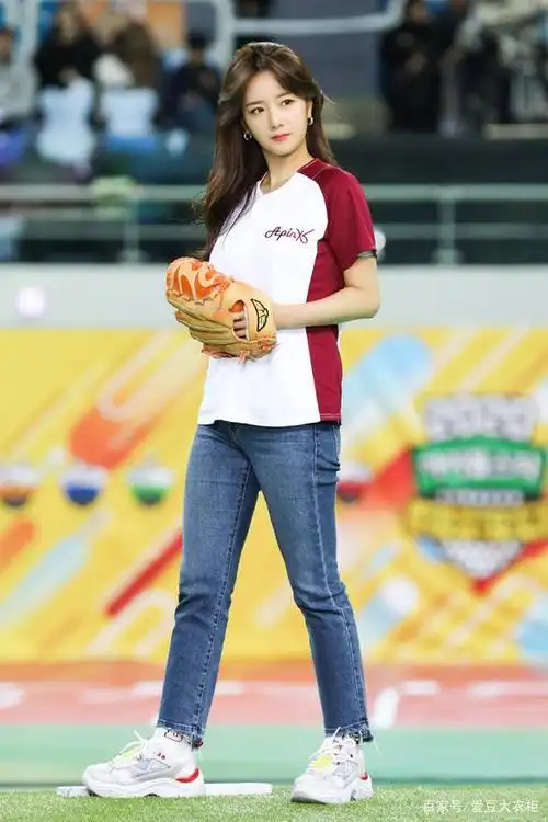 pink尹普美率性的性格,红白配的t恤搭配牛仔裤也是好看的丝毫不费力气