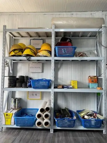 车间全员行动,将车间移动办公室重新喷漆,使其保持一致性,同时整理