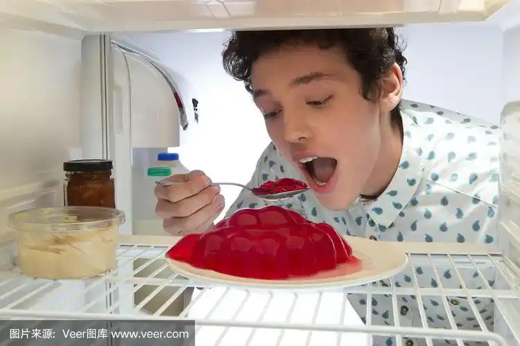 从冰箱里吃果冻的年轻人