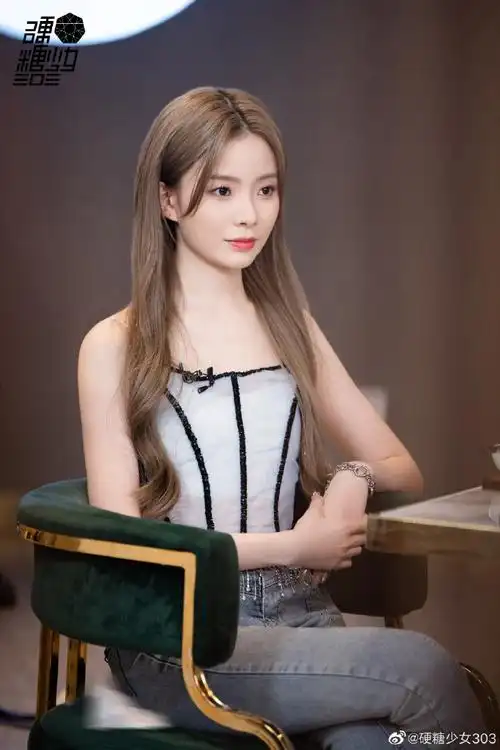 陈卓璇时尚薄纱抹胸连体裤造型##陈卓璇搞得人的胜负心又起来了