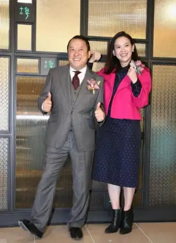 婚后王美华为曾志伟生育两个女儿曾宝仪和曾咏仪.