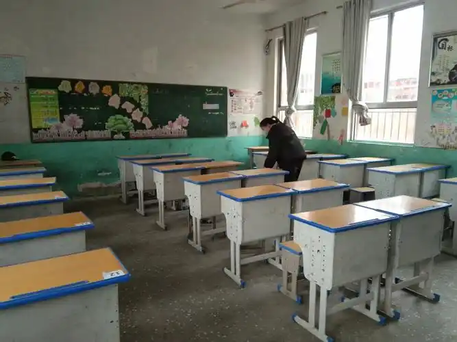 打扫教室内卫生.