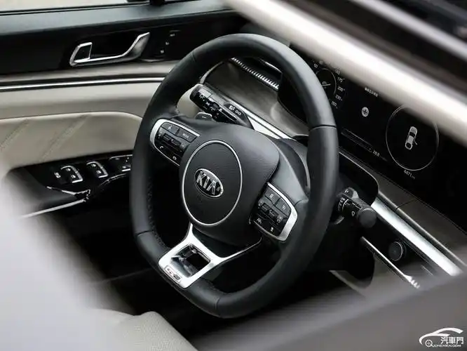 中控台偏向驾驶员一侧,造型则采用了扁平化的贯通式设计,很有层次感.