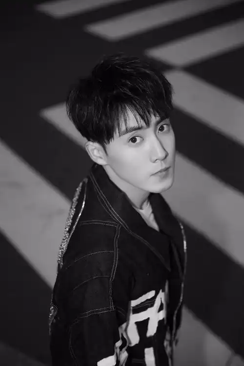 张睿最新街拍来袭!玩转黑白潮酷新风尚