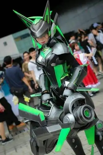 美女cos"末日机甲"孙尚香 全副武装太亮眼