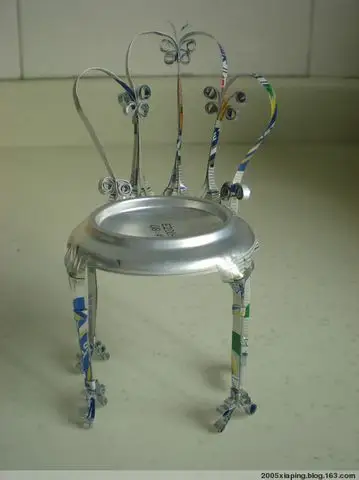 看到网上别人用易拉罐做的椅子,禁不住手痒也行动了,呵呵