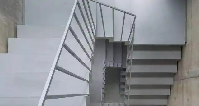 现浇钢筋混凝土楼梯是在现场将楼梯段,平台,平台梁浇筑成一个整体