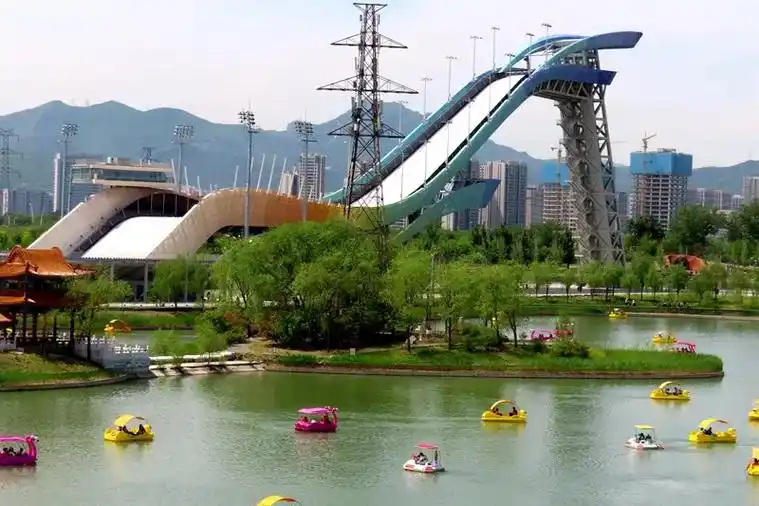 不玩水不夏天 首钢园:划船嬉戏 乐享假期