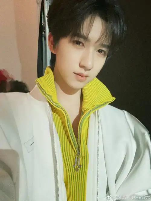 贺峻霖的深夜福利~~高领毛衣更显得小贺脸小小的,帅帅的~~侧颜自拍