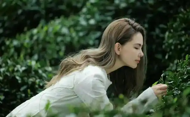 周杰伦晒了老婆昆凌的美照身穿白色裙子杭州品茶