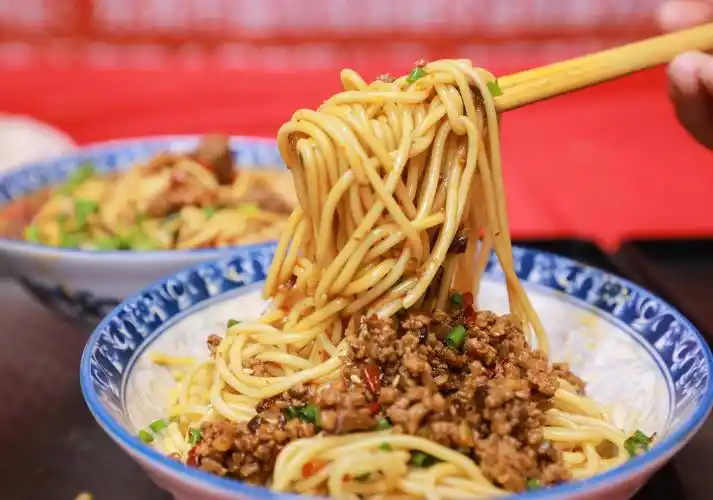 《重庆小面:麻辣传奇,山城味道的象征》