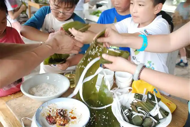 秀山美地:亲子活动包粽子