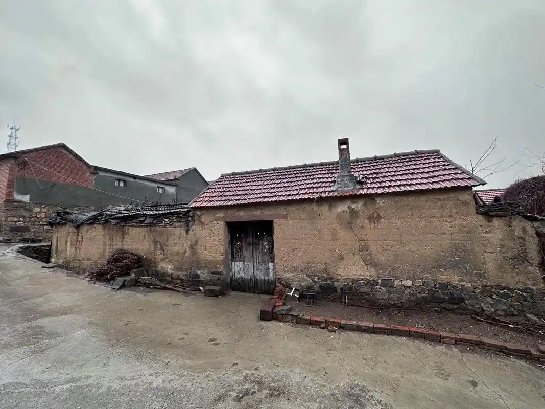 破旧的老房子.从我记事开始,姥姥姥爷家就是这个破旧的大房子, - 抖音