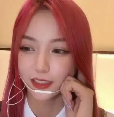 刀小刀开直播与粉丝见面,不料因眼妆太浓,粉丝差点没认出