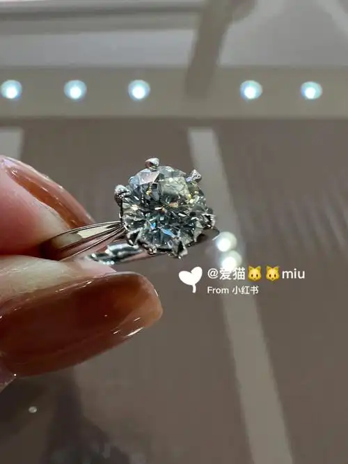 周大福六爪钻戒