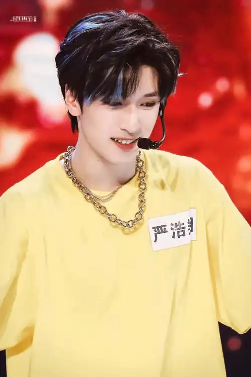 严浩翔挑染蓝发造型