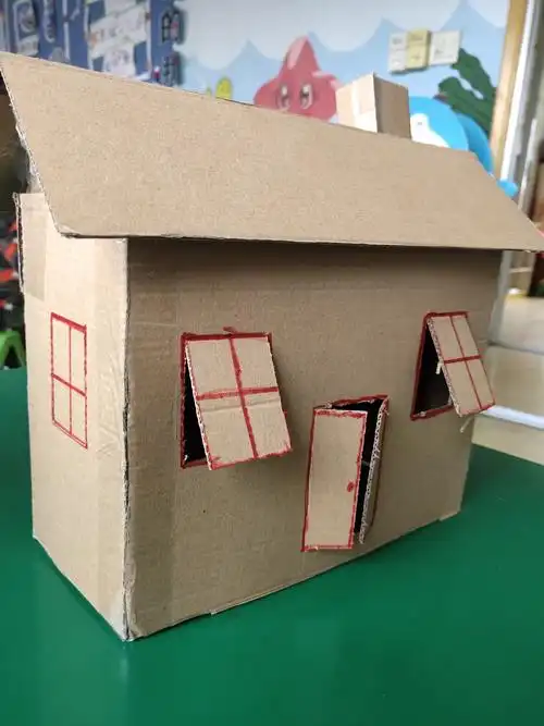亲子作品《纸盒房子》让孩子和家长利用生活中常见的纸盒子,通过折,剪