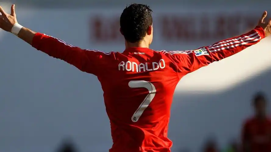 帅哥足球明星罗纳尔多球场写真桌面壁纸高清大图预览1920x1080_体育