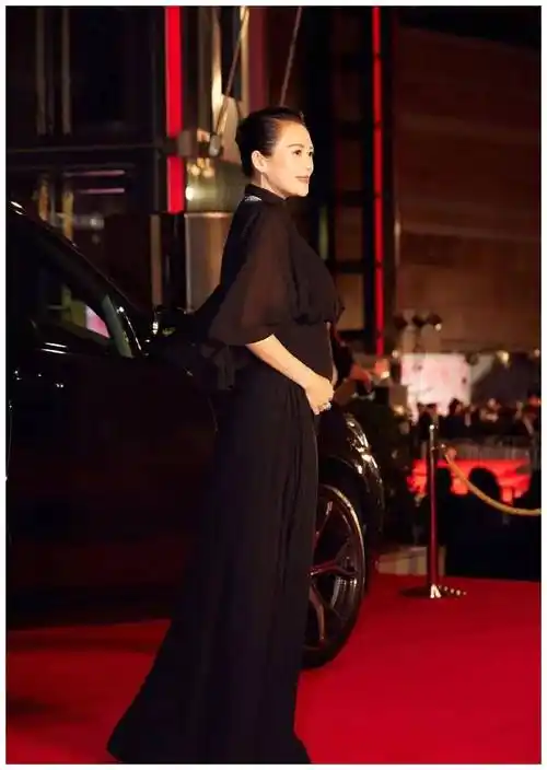 因为怀孕的关系,章子怡脸上化了淡淡的妆,展现了东方女性的魅力!