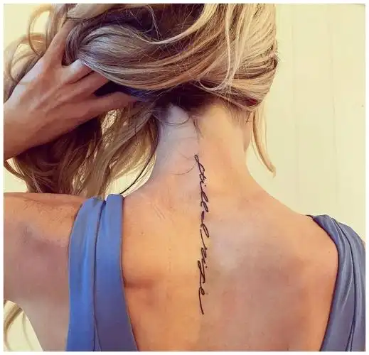 克里斯蒂娜与ant离婚期间,戏剧性的公开背上纹身,寓意重新开始