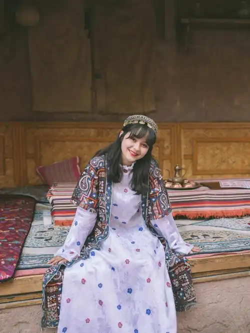 之前新疆拍的古丽小姐姐,最近看到很多人拍民族服饰,新疆的服饰有喜欢