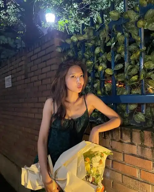 少女时代崔秀英,夏日晚间的靓丽身姿,吊带连衣裙秀出