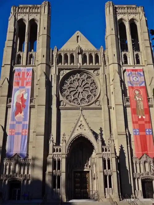 教堂正面的各个大门仿造佛罗伦萨洗礼堂著名的天堂之门大教堂是巴黎