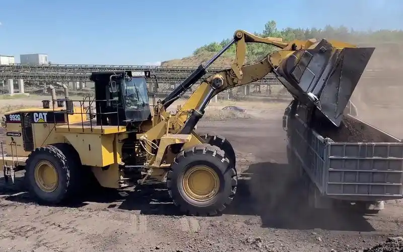 【mega machines channel】卡特彼勒992g轮式装载机用煤装载卡车_哔哩