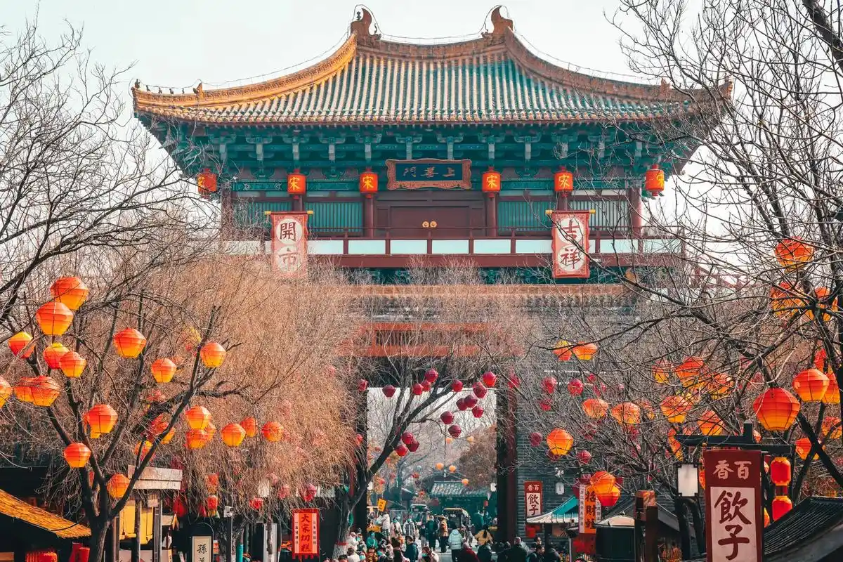 总要去趟开封吧,看看北宋的繁华,走进清明上河园,感受一朝步入 - 抖音