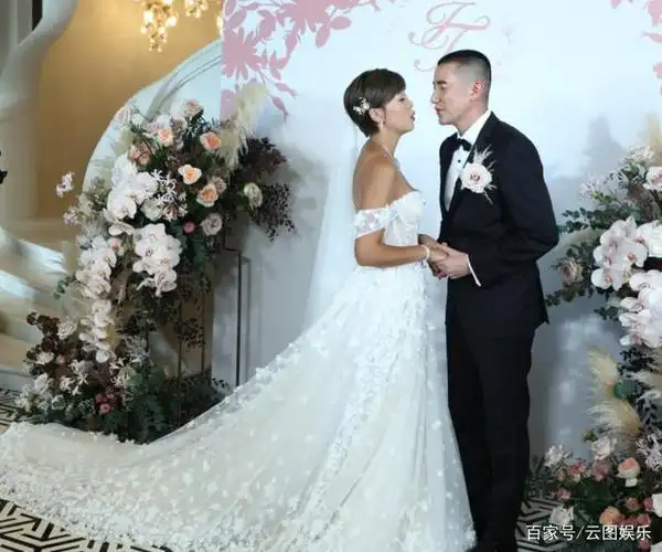 洪永城婚礼众星云集堪比台庆,新娘戴百万钻饰18只金镯,尽显贵气