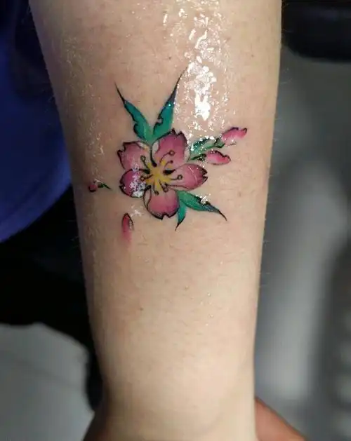 桃花纹身图片_手臂新传统纹身图案